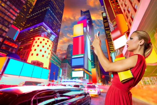 Ξανθιά κοπέλα κόκκινο φόρεμα φωτογραφία selfie Times Square Nyc — Φωτογραφία Αρχείου