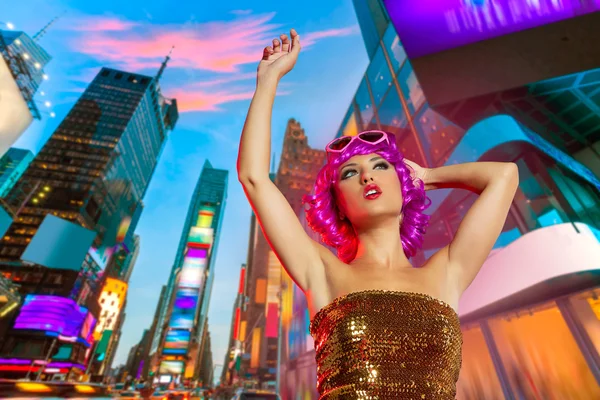 Partij meisje roze pruik dansen in Times Square van New York — Stockfoto