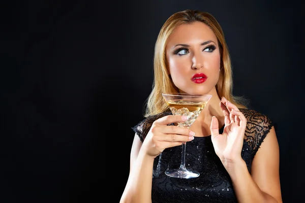 Blond mode vrouw drinken vermout cup — Stockfoto