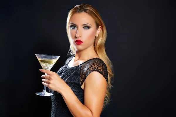 Blond mode vrouw drinken vermout cup — Stockfoto