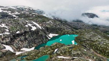 Folgefonna buzulları eriyen su birikintilerinin ve Jondal ve Hardangerfjord, Norveç yakınlarındaki dağların üzerindeki havadan gelen drone 'lar.