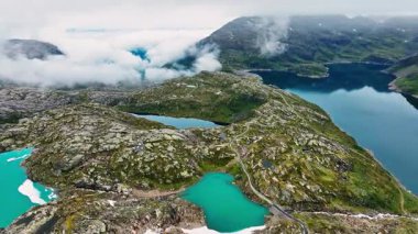Folgefonna buzulları eriyen su birikintilerinin ve Jondal ve Hardangerfjord, Norveç yakınlarındaki dağların üzerindeki havadan gelen drone 'lar.