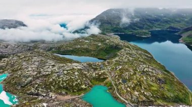 Folgefonna buzulları eriyen su birikintilerinin ve Jondal ve Hardangerfjord, Norveç yakınlarındaki dağların üzerindeki havadan gelen drone 'lar.