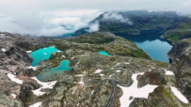 Folgefonna buzulları eriyen su birikintilerinin ve Jondal ve Hardangerfjord, Norveç yakınlarındaki dağların üzerindeki havadan gelen drone 'lar.