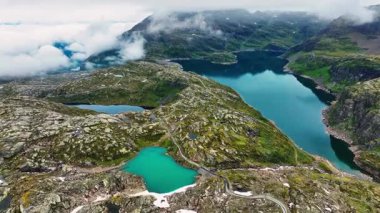 Folgefonna buzulları eriyen su birikintilerinin ve Jondal ve Hardangerfjord, Norveç yakınlarındaki dağların üzerindeki havadan gelen drone 'lar.