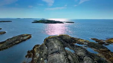 Bud Hustadvika kayalık skerries ve Atlantik Okyanusu 'nun günbatımında güneş yansıması, Norveç, Norveç,