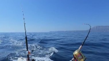 Javea ve Denia, İspanya 'nın Alicante kıyısındaki Akdeniz' de küçük bir teknede olta avlıyorlar..