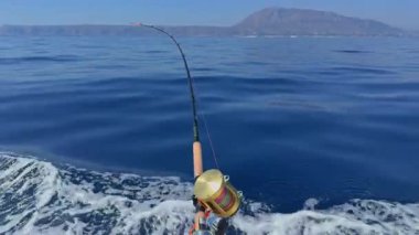 Javea ve Denia, İspanya 'nın Alicante kıyısındaki Akdeniz' de küçük bir teknede olta avlıyorlar..