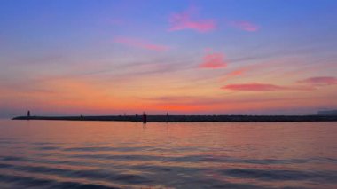 San Antonio Burnu üzerinde Denia gün doğumu, sakin deniz, renkli gökyüzü, deniz feneri ve tekne Costa Blanca 'da, Marina Alta