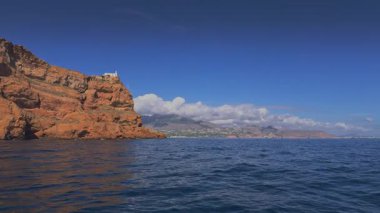 Deniz fenerinin yanındaki Altea teknesi, Serra Gelada Faro del Albir, sakin Akdeniz, Alicante 'li Costa Blanca' da.