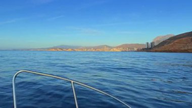 Güneşli bir yaz gününde Akdeniz 'den görünen Benidorm silueti, İspanya' nın Costa Blanca 'sı