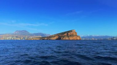 Benidorm Adası kıyılarında ufuk çizgisi olan bir tekneden güneşli bir Akdeniz günü, Alicante İspanya 'dan Costa Blanca.