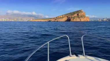 Benidorm Adası kıyılarında ufuk çizgisi olan bir tekneden güneşli bir Akdeniz günü, Alicante İspanya 'dan Costa Blanca.