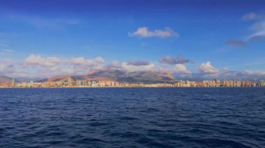 Güneşli bir yaz gününde Akdeniz 'den görünen Benidorm silueti, İspanya' nın Costa Blanca 'sı