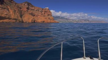 Deniz fenerinin yanındaki Altea teknesi, Serra Gelada Faro del Albir, sakin Akdeniz, Alicante 'li Costa Blanca' da.