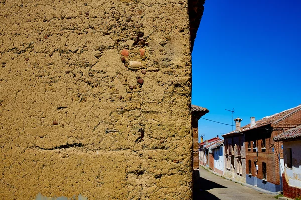 Způsob saint James Adobe bahenní zdi na Palencia — Stock fotografie