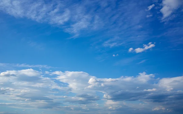 Ciel bleu avec nuages dans une journée d'été — Photo