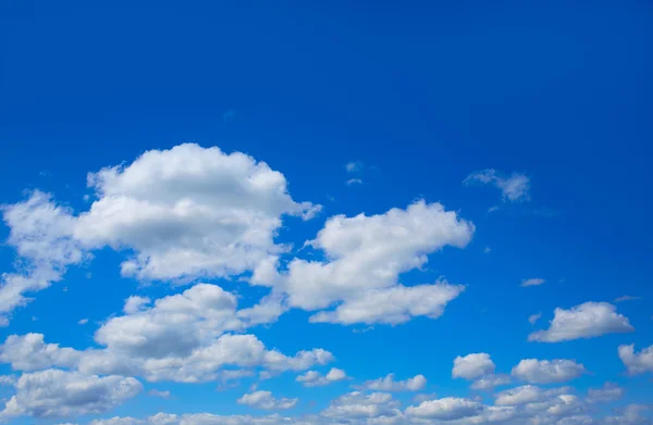 Cielo azul con nubes en un día de verano — Foto de Stock