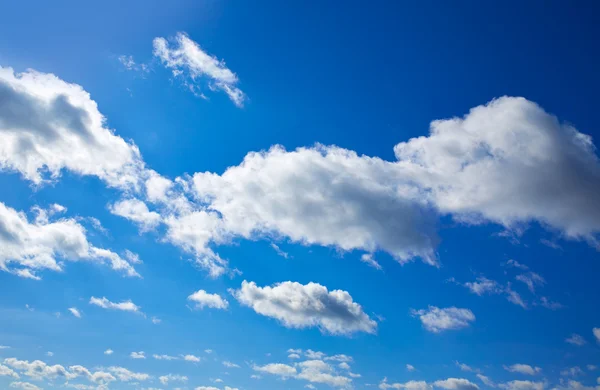 Blauer Himmel mit Wolken an einem Sommertag — Stockfoto