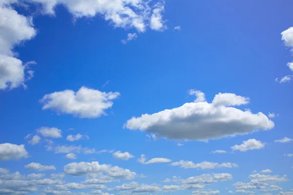 Błękitne niebo z chmurami w letnie dni — Zdjęcie stockowe