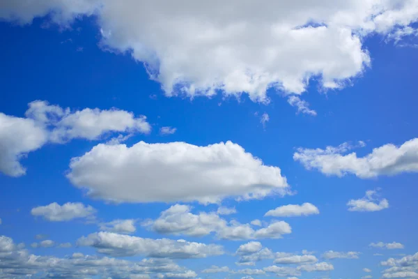 Blauer Himmel mit Wolken an einem Sommertag — Stockfoto