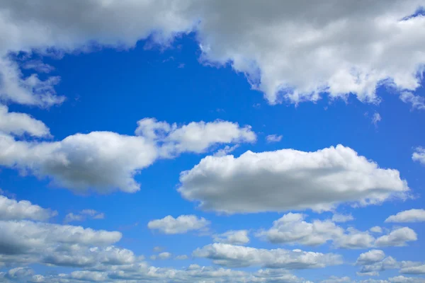 Mavi gökyüzü ile bir yaz günü bulutlarda — Stok fotoğraf