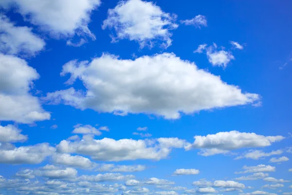 Cielo azul con nubes en un día de verano — Foto de Stock