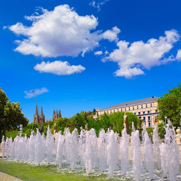 Burgos san pablo brücke brunnen und kathedrale — Stockfoto