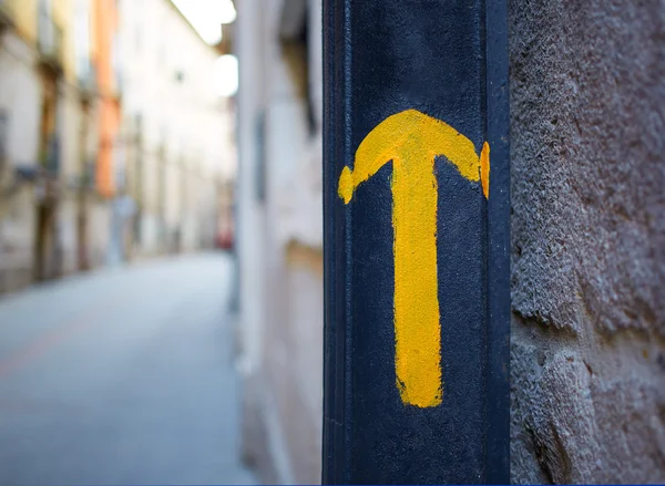 Burgos city Way of Saint James yellow arrow sign — Stock Photo, Image