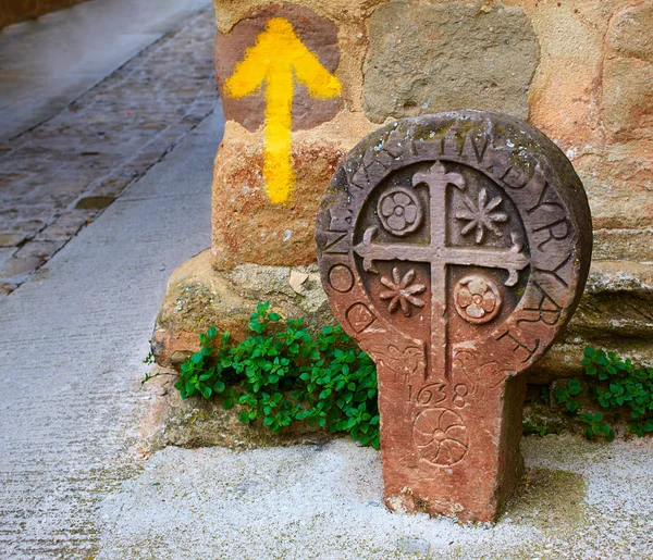 Cesta svatého Jakuba žlutá šipka znamení Pamplona — Stock fotografie