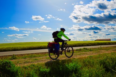 Motorcu Saint Palencia içinde bisikleti James in yolu üzerinde