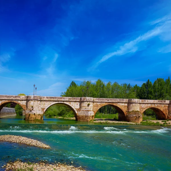 Мост через реку Бернесга в Леонском пути Святого Иакова — стоковое фото