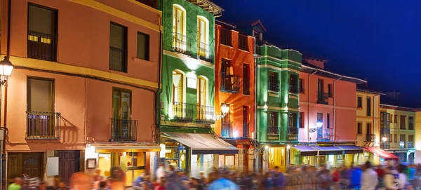 Barrio humedo vida nocturna, en el centro de León España — Foto de Stock