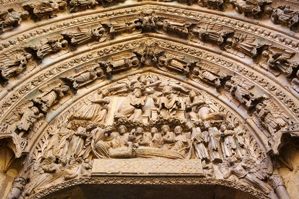 大教堂的西班牙卡斯蒂利亚-莱昂哥特式拱门 — 图库照片