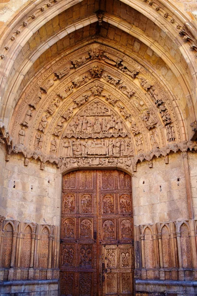 Cattedrale di Leon porta scolpita in Castilla Spagna — Foto Stock