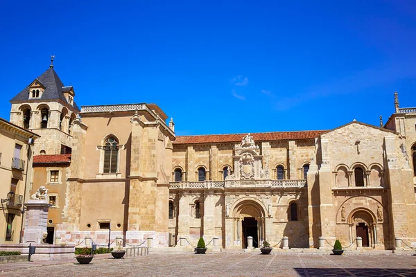 Iglesia de León San Isidoro por vía de Santiago — Foto de Stock