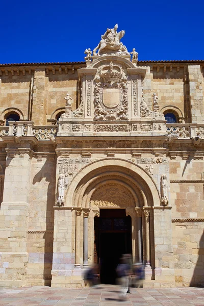 Iglesia de León San Isidoro por vía de Santiago — Foto de Stock