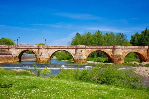 Bernesga river bridge i Leon långt av Saint James — Stockfoto