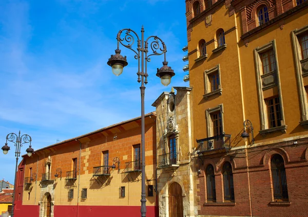 Leon Obispado gevel in Plaza Regla vierkante Spanje — Stockfoto