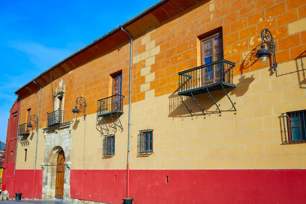 Leon obispado fassade in plaza regla quadrat spanien — Stockfoto