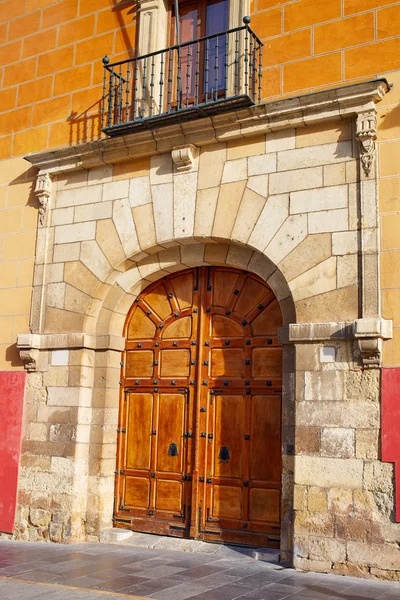 Leon Obispado fasad i Plaza Regla torget Spanien — Stockfoto