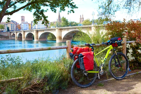 Manier van Saint James in Logroño brug rivier Ebro — Stockfoto