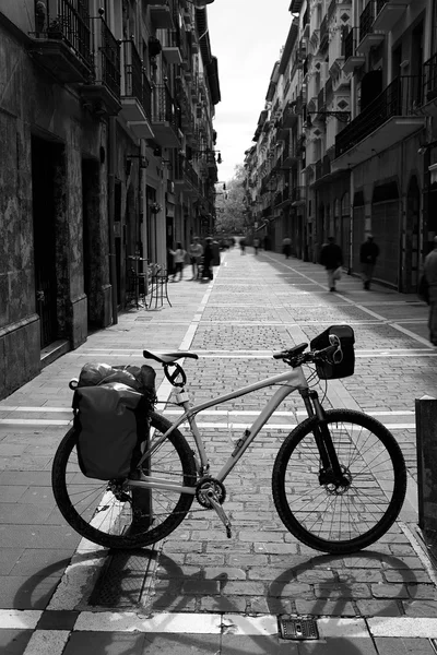 Jakobsweg in Pamplona calle mayor bike — Stockfoto