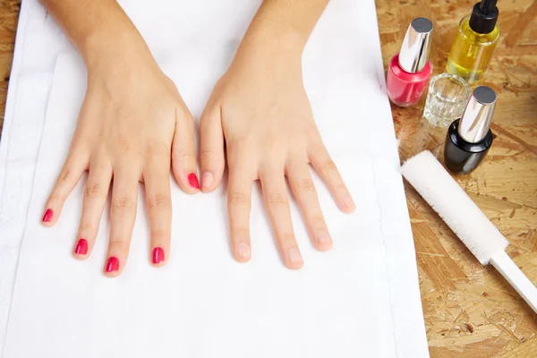 Antes e depois do tratamento de unhas de mulher no salão — Fotografia de Stock