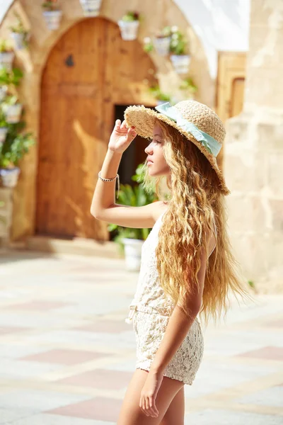 Blondes Teenie-Mädchen Touristin in mediterraner Altstadt — Stockfoto