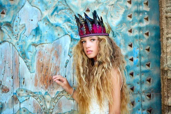 Blonde tiener meisje toerist in mediterrane oude stad — Stockfoto