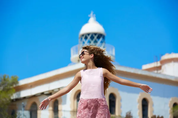 Szőke lány nyitott kéz a Földközi-tengeren világítótorony — Stock Fotó