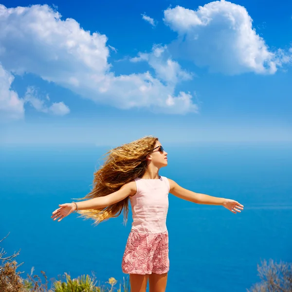 Menina loira tremendo cabelo no ar no Mediterrâneo azul — Fotografia de Stock