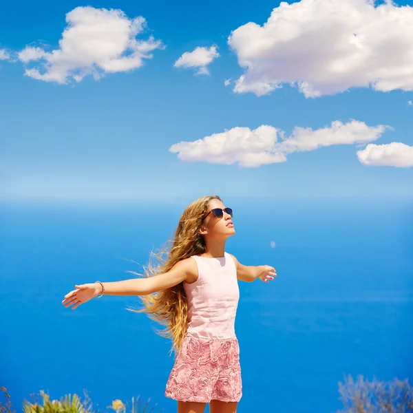 Blond tjej skakar hår på luft vid blå Medelhavet — Stockfoto