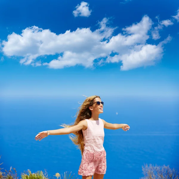 Blond tjej skakar hår på luft vid blå Medelhavet — Stockfoto